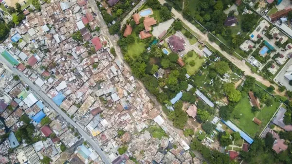 Piscinas: negocio, urbanismo y desigualdad. El mapa social del verano